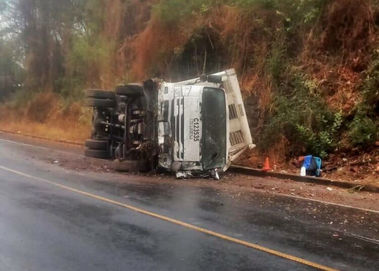 Hombre que se trasladaba en un camión murió tras sufrir un accidente de tránsito en Ahuachapán