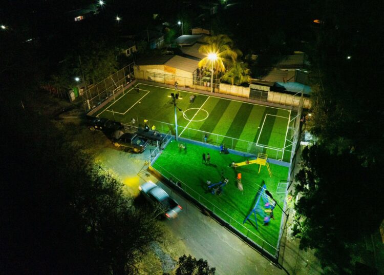 Gobierno inauguró la primera de 100 canchas para sano esparcimiento de las comunidades