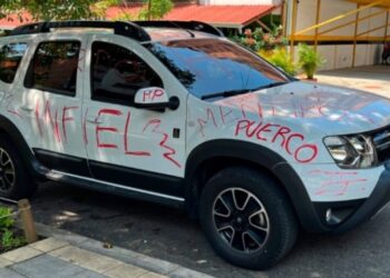 Dañan vehículo de Rubén de la Barrera con textos de «infiel»