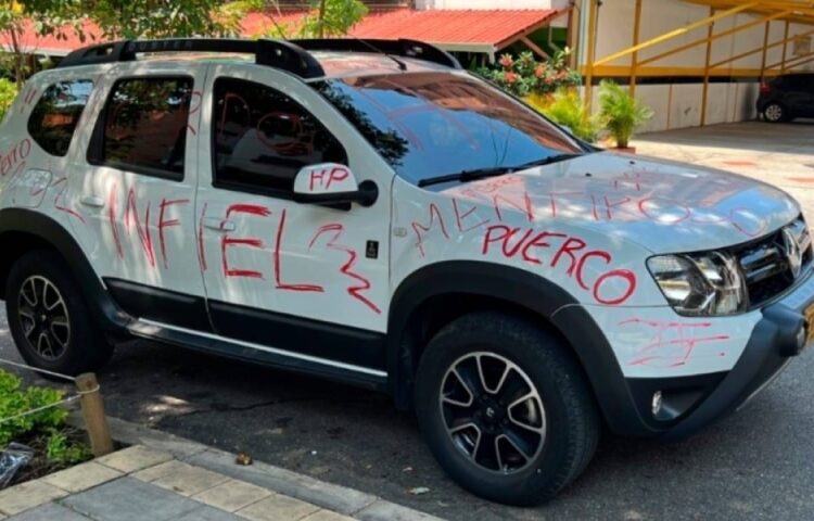 Dañan vehículo de Rubén de la Barrera con textos de «infiel»