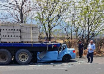 Conductor fallece al chocar contra la parte trasera de una rastra estacionada