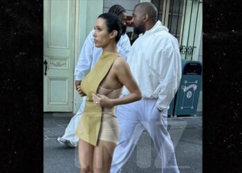 Bianca Censori visita Disneylandia ¡con los pies vendados!