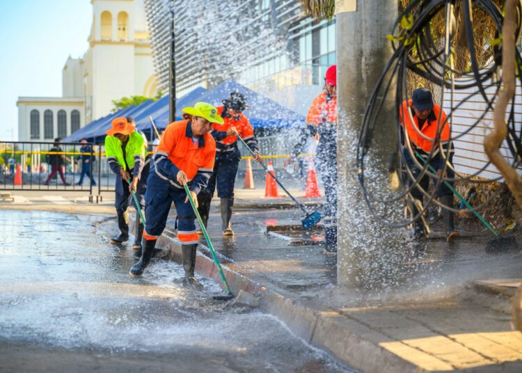 Alcaldía de San Salvador continúa trabajos de recuperación de calles en el Centro Histórico