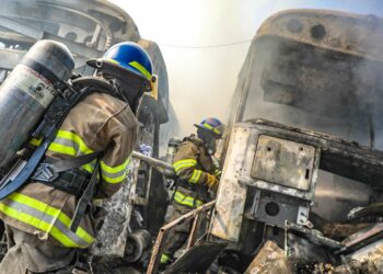 Incendio destruye unidades de transporte colectivo en desuso en Mejicanos