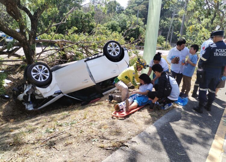 Cuatro salvadoreños que residen en Estados Unidos sufren accidente de tránsito en autopista a Comalapa