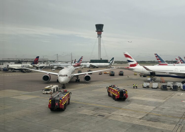 (VIDEO) Dos aviones chocan en el aeropuerto más transitado de Europa