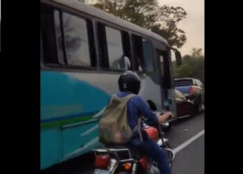 VIDEO / Imprudencia de peatones provoca triple choque en carretera a Santa Ana