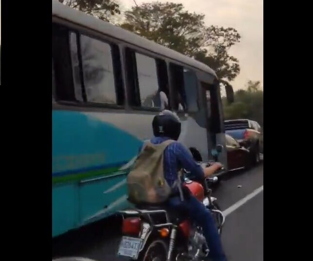 VIDEO / Imprudencia de peatones provoca triple choque en carretera a Santa Ana