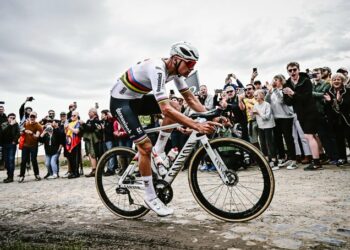 (VIDEO) Una aficionada buscó derribar al líder de la carrera en el París Roubaix que pudo terminar en tragedia