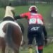 (VIDEO) Un ciclista logró domar un caballo en plena carrera y evitó un accidente