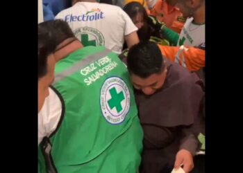VIDEO / Rescatan a padres Franciscanos que estaban atrapados en un ascensor de una funeraria de la colonia La Cima