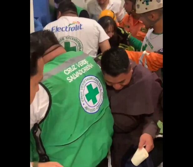 VIDEO / Rescatan a padres Franciscanos que estaban atrapados en un ascensor de una funeraria de la colonia La Cima