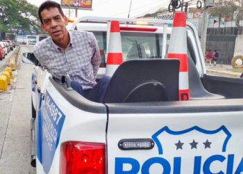 Hombre roba pertenencias de una pasajera en un microbús y es detenido por las autoridades