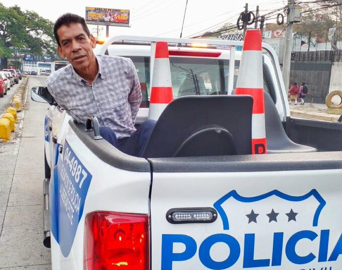 Hombre roba pertenencias de una pasajera en un microbús y es detenido por las autoridades