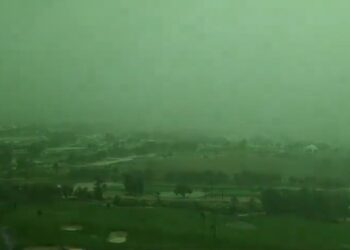 VIDEO: Cielo verde y tormenta apocalíptica se suman al caos climático en Dubái