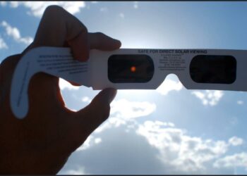 Alertan en México por venta de gafas falsas chinas para ver el eclipse solar