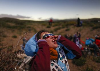 Científicos recomiendan vestir de rojo y verde en el eclipse