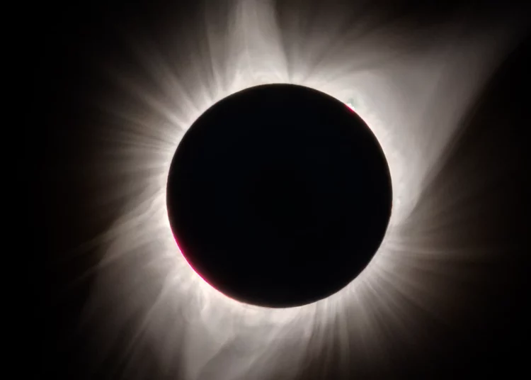 Eclipse total sumergió a América del Norte en la oscuridad