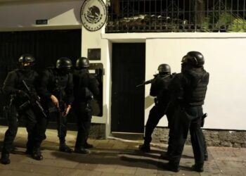 Rompiendo todos los tratados, policía de Ecuador irrumpe embajada de México y captura a exvicepresidente Jorge Glas
