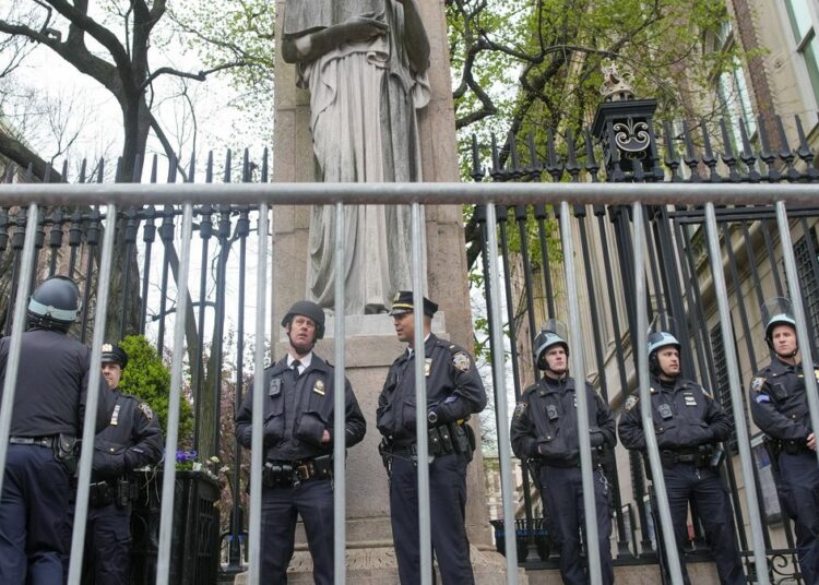Decenas de manifestantes detenidos en las universidades de Yale y Nueva York por actos antisemitas contra docentes y alumnos
