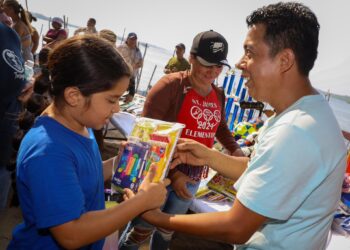 Tejido Social entrega insumos deportivos y educativos a niños de isla Tasajera