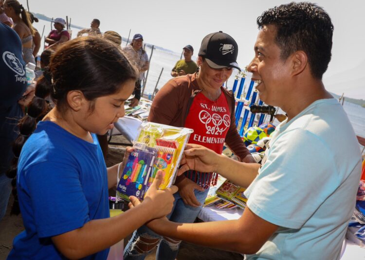Tejido Social entrega insumos deportivos y educativos a niños de isla Tasajera