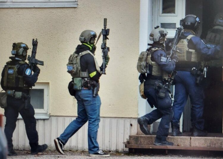 Un niño de 12 años mató a un compañero de clase e hirió a otros dos con un arma de fuego en Finlandia