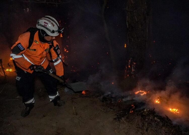 Soldados, policías, bomberos y Protección Civil trabajaron para liquidar un incendio en Ayagualo, La Libertad