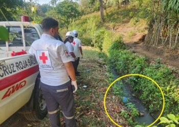 Rescatan a hombre que cayó en una cuneta de Tepecoyo, La Libertad
