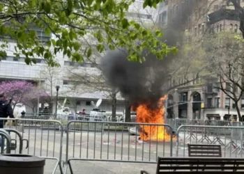 (IMÁGENES FUERTES) Un hombre se prendió fuego frente al tribunal donde es juzgado Donald Trump en Nueva York