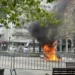 (IMÁGENES FUERTES) Un hombre se prendió fuego frente al tribunal donde es juzgado Donald Trump en Nueva York