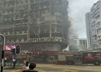 Incendio en edificio residencial de Hong Kong deja 5 muertos