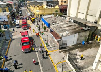 Cuerpo de Bomberos controla incendio en bodega de Catedral Metropolitana