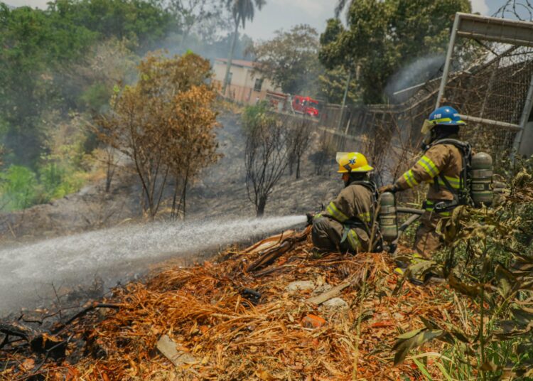 Sofocan incendio en alrededores del asilo Sara Zaldívar, San Salvador