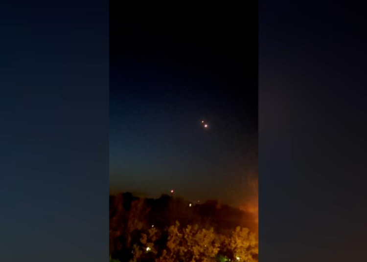 (VIDEO) Israel habría atacado a Irán con misiles y drones