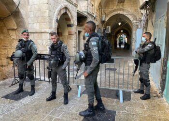 (IMÁGENES FUERTES) Un turista turco atacó con cuchillo a un oficial de policía en Jerusalén