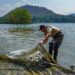 Medio Ambiente retira cianobacterias del lago de Coatepeque
