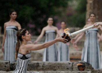 Llama olímpica rumbo a París 2024 tras encendido en Grecia