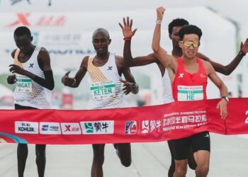 Polémico final: Descalificaron a cuatro corredores de la media maratón de Pekín y le quitaron el premio al ganador