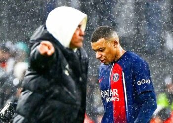 Kylian Mbappé muestra su molestia al ser sustituido en la victoria del PSG ante el Marsella