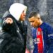 Kylian Mbappé muestra su molestia al ser sustituido en la victoria del PSG ante el Marsella