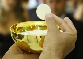 (VIDEO) Católicos italianos arremeten contra un anuncio de unas monjas comulgando con papas fritas