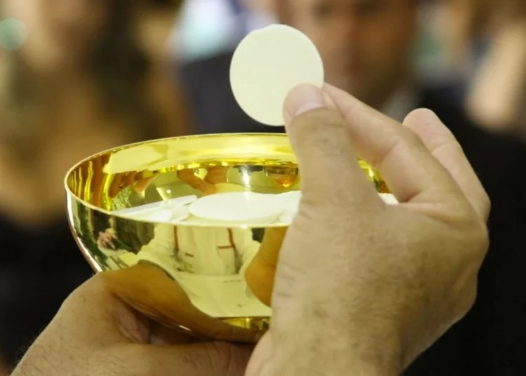 (VIDEO) Católicos italianos arremeten contra un anuncio de unas monjas comulgando con papas fritas