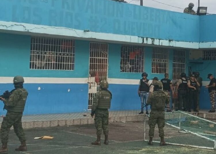 Reos se amotinaron por unas horas en cárcel de Ecuador