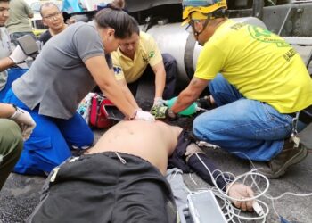 Motociclista muere tras chocar con una rastra en calle Agua Caliente
