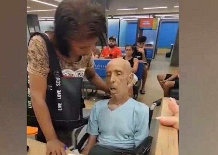(VIDEO) Una brasileña llega con un cadáver a un banco para sacar un préstamo
