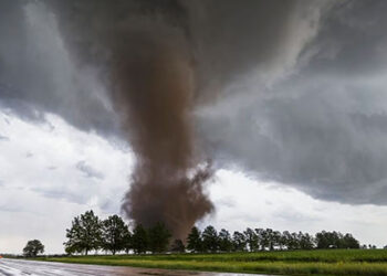 (VIDEOS) Heridos y casas destruidas por fuertes tornados en varios suburbios de Nebraska