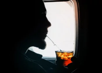 Pasajeros británicos se beben todo el alcohol de un avión en menos de media hora