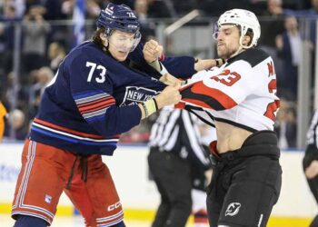 (VIDEO) Cinco peleas en simultáneo y ocho expulsiones a los dos segundos del partido entre los New York Rangers y New Jersey Devils de la NHL