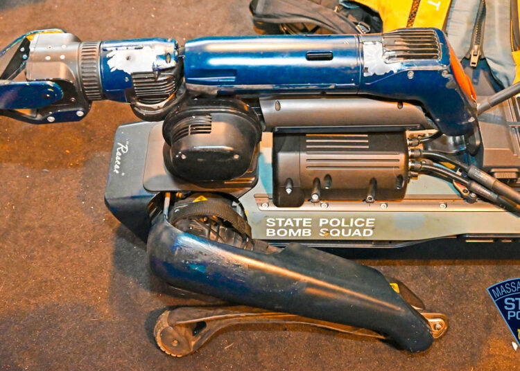 Perro robótico fue atacado a balazos por un hombre atrincherado en una casa y ayudó en su captura